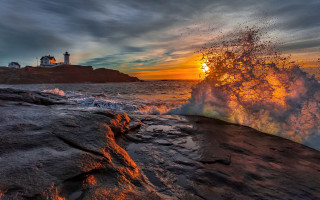 Wave rocky shore sunset lighthouses - against the rock free wallpaper