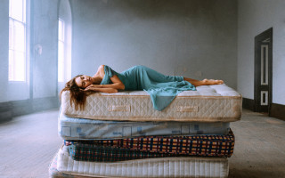 Woman mattress pile room blue - feminist free wallpaper