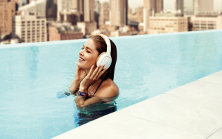 Woman pool headphones smiling cityscape - headphone free wallpaper for desktop