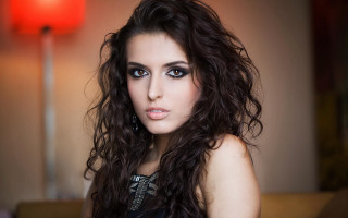 Ayshia taskin blue eyes curly - a lamp free wallpaper for desktop