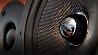 Speaker reflection photorealism studio ella - a speaker free wallpaper