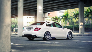White car bridge palm trees - pearlescent free wallpaper