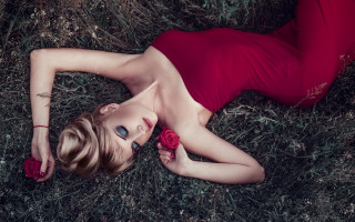 Red dress woman rose blonde - a rose free wallpaper for desktop