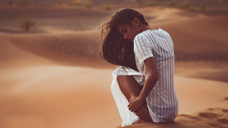 Desert woman sand dune wind - sandy free wallpaper