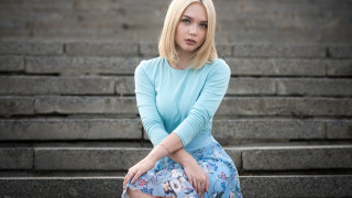 Woman sitting stairs blonde bandaged - her knee free wallpaper for desktop