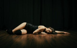 Woman blackdress stockings puzzle diffuselighting - diffuse free wallpaper