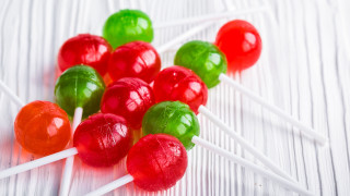 Candy lollipops red green white - a white tablecloth free wallpaper