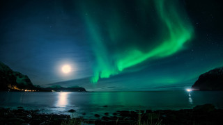 Aurora borealis moonlit water night - aurora free wallpaper