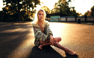 Woman crossed legs hand hip - her hip free wallpaper for desktop