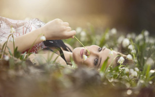 Woman laying grass flower mouth - her mouth free wallpaper