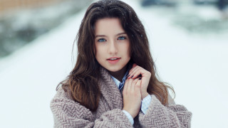 Woman sweater snow portrait blue - a picture in the snow free wallpaper for desktop