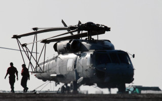 Helicopter man runway sky cobra - 100mm free wallpaper for desktop