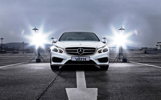 White car parking lot lights - a white car free wallpaper