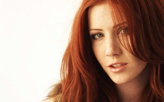 Redhair woman furcoat serious look - figurative free wallpaper