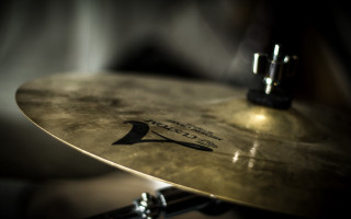 Musical instrument closeup blurry background - studio light free wallpaper for desktop