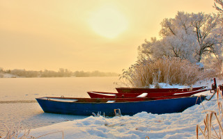 Boats snow tree water sunset - a sun in the background free wallpaper