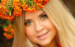 Anna hotchkis flower crown smile - a flower crown free wallpaper