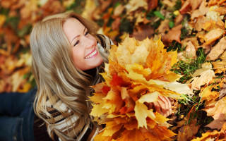 Woman leaves smiling autumn blonde - the camera free wallpaper