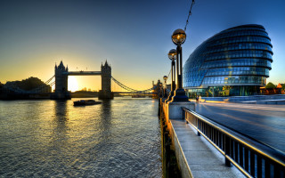 Christopher wren bridge cityscape sunset - the water and a building in the background free wallpaper