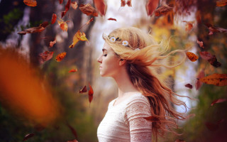 Woman leaves wreath autumn fire - autumn free wallpaper