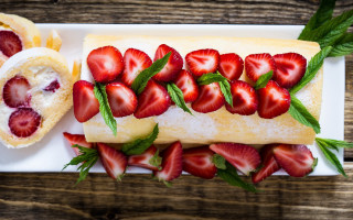 Plate sandwich strawberries wooden table - a sandwich free wallpaper