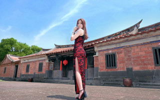 Red dress woman balcony heart - outside a building free wallpaper