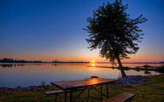 Picnic table tree lake sunset - free summer wallpaper for desktop
