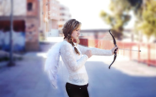 Woman bow arrow street corner - a street corner free wallpaper