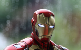 Toy ironman glowing eyes blurry - face free wallpaper for desktop