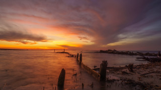 Sunset water dock boat city - a sunset over a body of water free wallpaper
