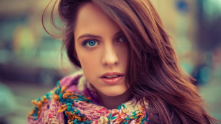 Woman longhair scarf serious blueeyes - a scarf free wallpaper