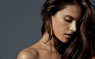 Woman long hair gold earrings - jewelry free wallpaper