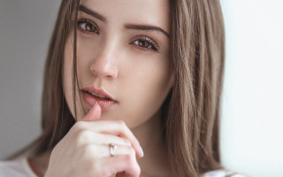 Hush gesture woman ring white - livia prima free wallpaper