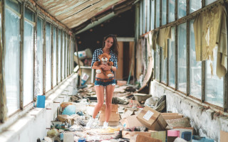 Woman teddy bear junked windows - apocalyptic free wallpaper for desktop