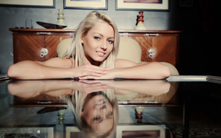 Woman blonde sitting smiling mirror - a picture in a room free wallpaper