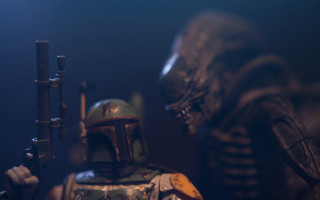 Toy figure gun helmet predator - a gun and a helmet free wallpaper