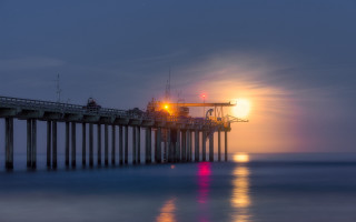 Pier light night moon boat - a pier free wallpaper