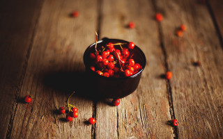 Small bowl berries wooden table - scattered free wallpaper