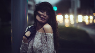 Woman closed eyes street night - a street corner free wallpaper