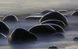 Rocks water beach lowtide landart - caustic free wallpaper