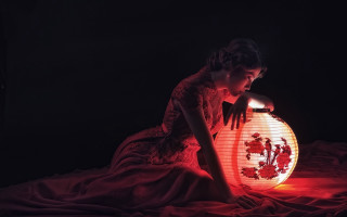 Woman lantern dragon chen chi - a bed holding free wallpaper