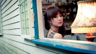 Woman window lamp building portrait - chen jiru free wallpaper