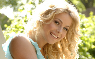 Blonde woman blue dress smiling - bettina heinenayech free wallpaper for desktop