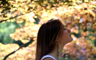 Woman tree frisbee autumn blurry - her eye free wallpaper for desktop
