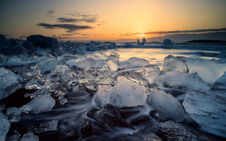 Sunset rocky beach ice waves - free winter wallpaper