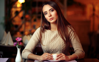 Woman portrait food flowers browneyes - a plate of food in front free wallpaper