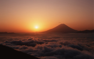 Sunset mountain clouds bird volumetric - a few cloud below free wallpaper for desktop