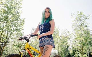 Green hair bicycle outdoors portrait - arbeitsrat für kunst free wallpaper