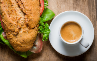 Sandwich coffee wooden table white - a white plate free wallpaper