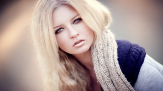 Blonde woman fur coat serious - portrait photography free wallpaper